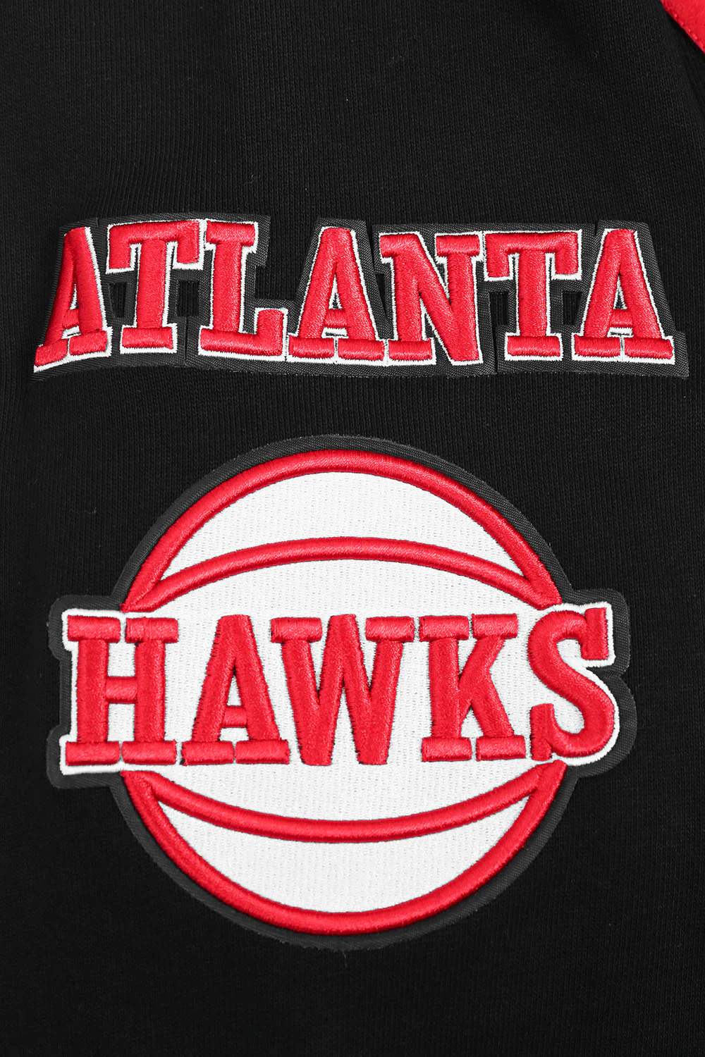 NBA ATLANTA HAWKS OLD ENGLISH MEN'S CREWNECK (BLACK) - Image 7