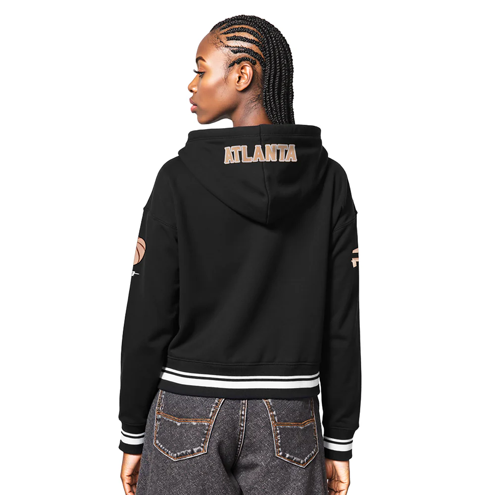 NBA ATLANTA HAWKS CITY EDITION 25-26 WOMEN'S RIB FLC CROPPED PO HOODIE (BLACK) - Image 2