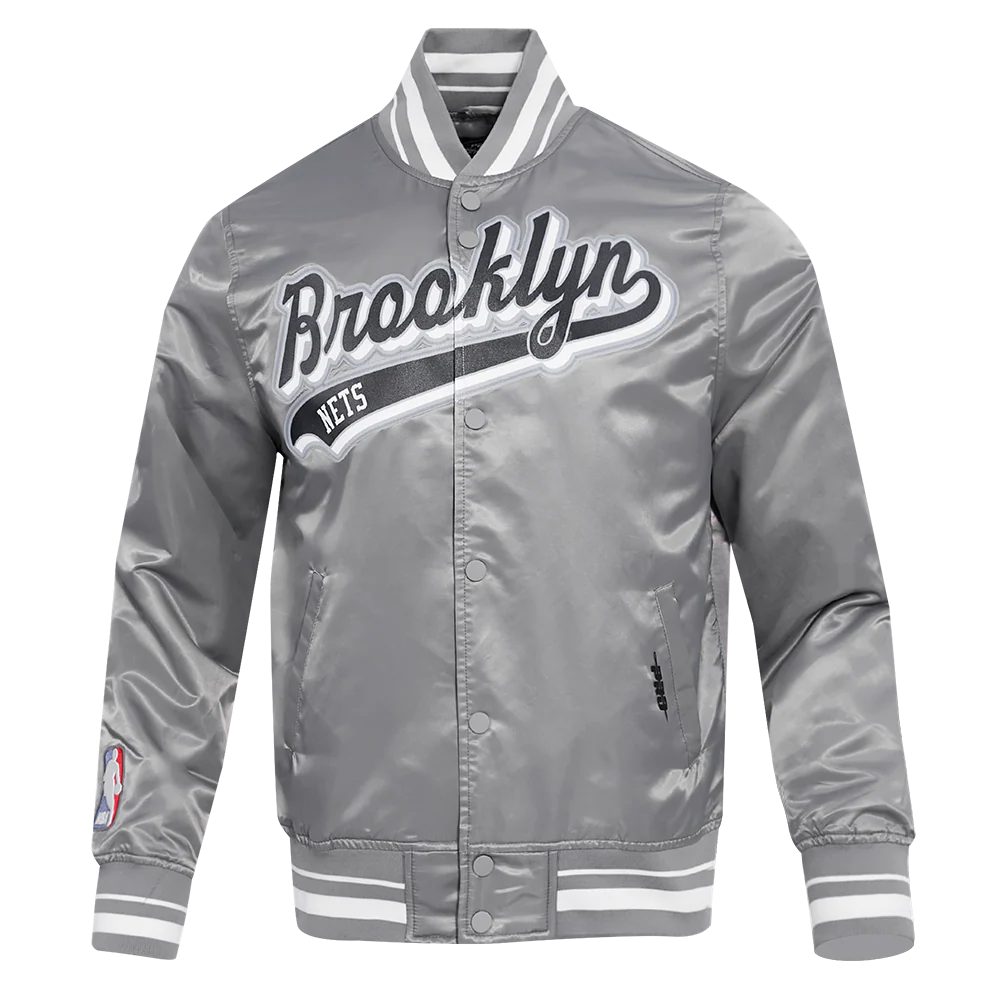 NBA BROOKLYN NETS SCRIPT TAIL MEN'S SATIN JACKET (GRAY)
