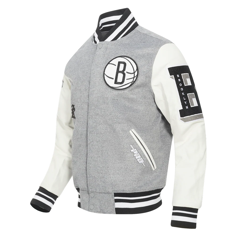 NBA BROOKLYN NETS OLD ENGLISH MEN'S RIB WOOL VARSITY JACKET (HEATHER GREY/WHITE/BLACK) - Image 2