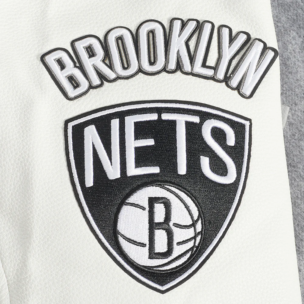 NBA BROOKLYN NETS OLD ENGLISH MEN'S RIB WOOL VARSITY JACKET (HEATHER GREY/WHITE/BLACK) - Image 7