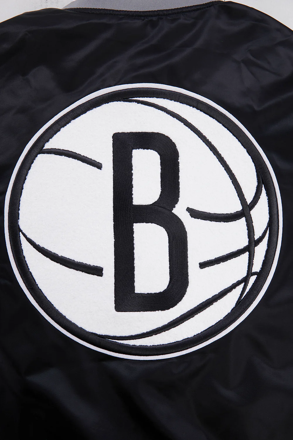NBA BROOKLYN NETS RETRO CLASSIC MEN'S RIB SATIN JACKET (BLACK/GRAY) - Image 5