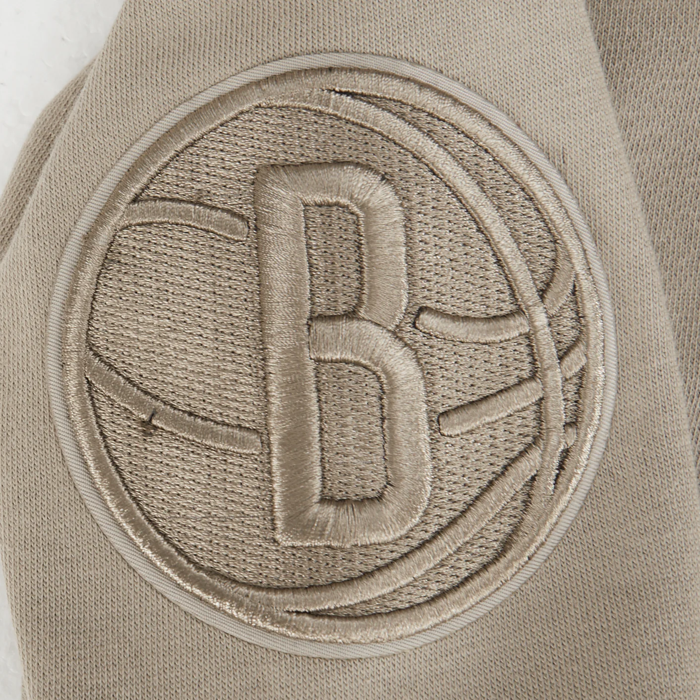 NBA BROOKLYN NETS NEUTRAL BIG BOYS FLEECE PULLOVER HOODIE (TAUPE) - Image 5
