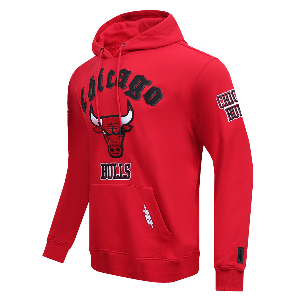 NBA CHICAGO BULLS OLD ENGLISH MEN'S PULLOVER HOODIE (RED) - Image 2