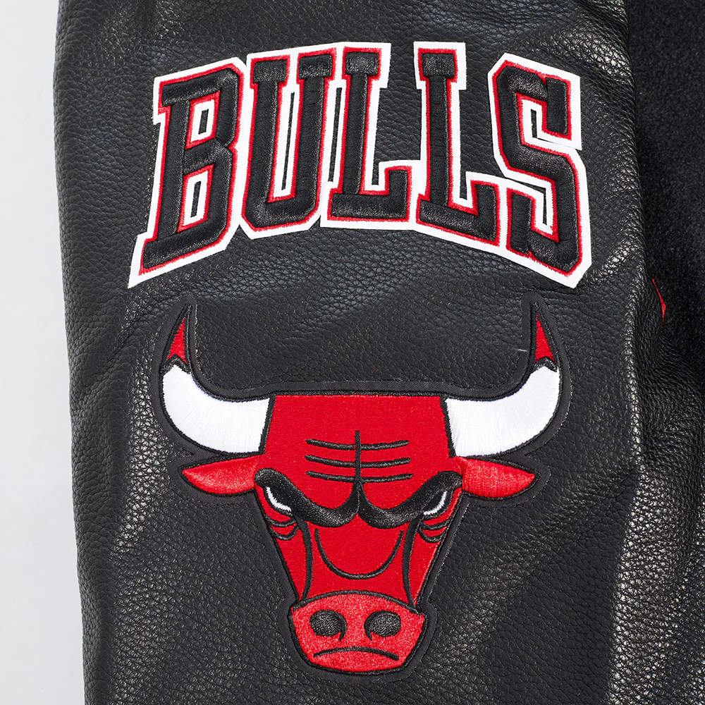 NBA CHICAGO BULLS OLD ENGLISH MEN'S RIB WOOL VARSITY JACKET (BLACK/RED/BLACK) - Image 5