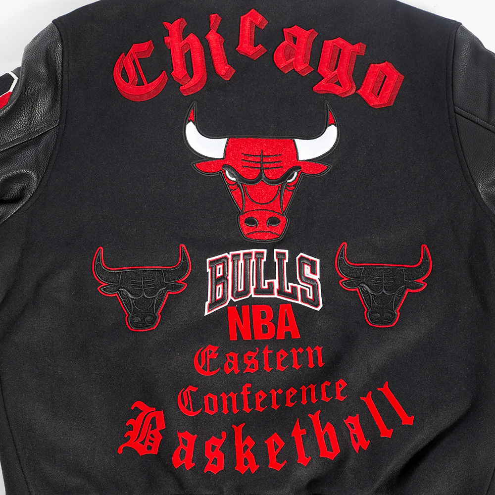 NBA CHICAGO BULLS OLD ENGLISH MEN'S RIB WOOL VARSITY JACKET (BLACK/RED/BLACK) - Image 7