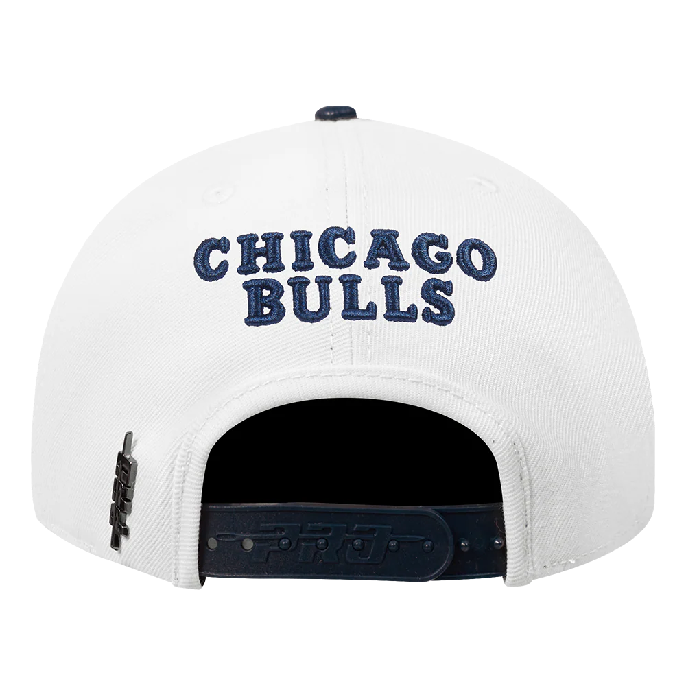 NBA CHICAGO BULLS COUNTRY CLUB MEN'S PINCH FRONT SNAPBACK HAT (WHITE/MIDNIGHT NAVY) - Image 4