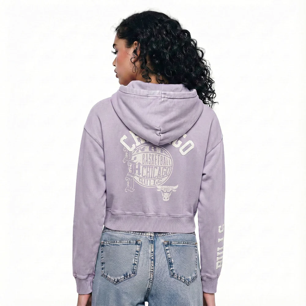 NBA CHICAGO BULLS STREET TEAM WOMEN'S ENZYME WASH FT CROPPED PO HOODIE (WASHED LILAC GRAY) - Image 2
