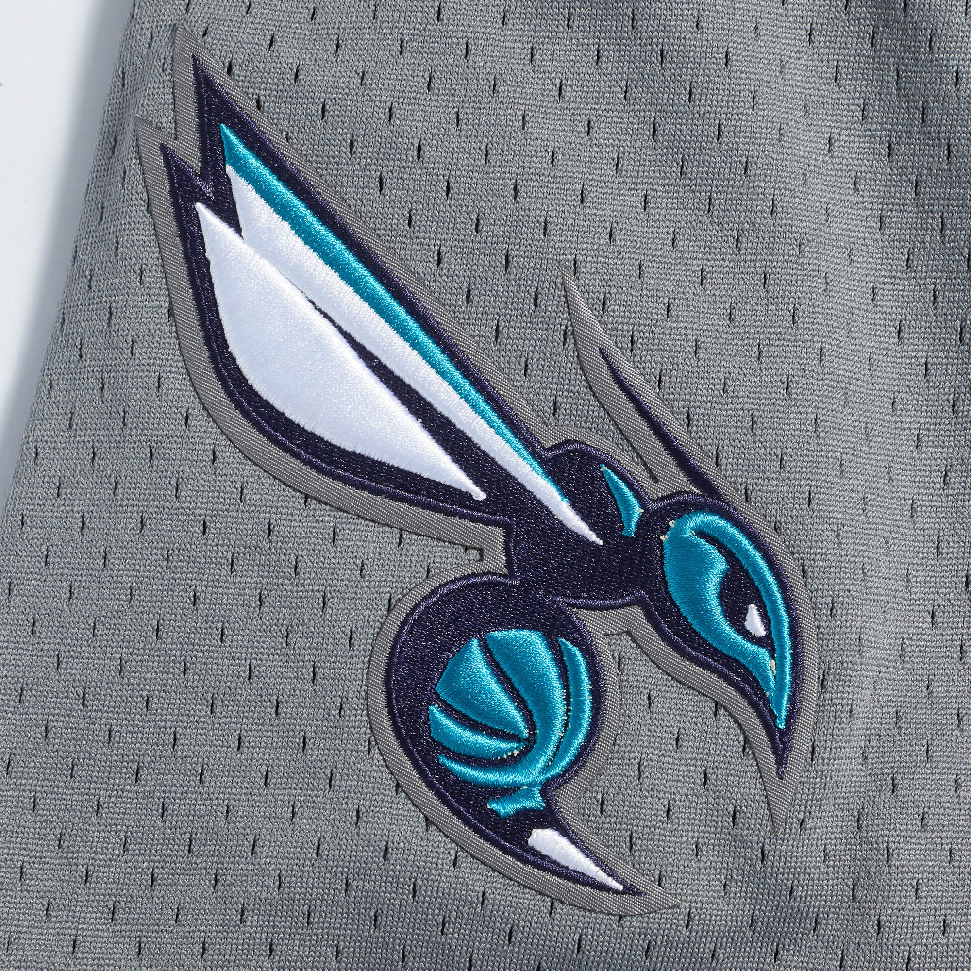 NBA CHARLOTTE HORNETS SCRIPT TAIL MEN'S MESH BUTTON DOWN SHIRT (GRAY) - Image 5