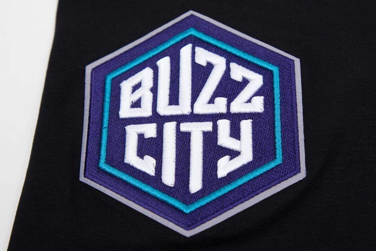 NBA CHARLOTTE HORNETS CLASSIC CHENILLE MEN'S TEE (BLACK) - Image 15