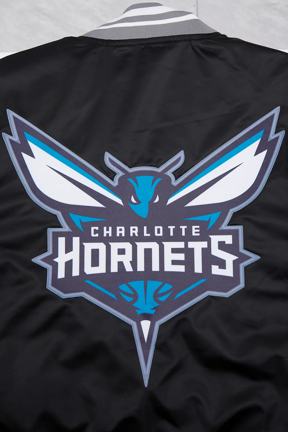 NBA CHARLOTTE HORNETS SCRIPT TAIL MEN'S SATIN JACKET (BLACK/GRAY) - Image 5