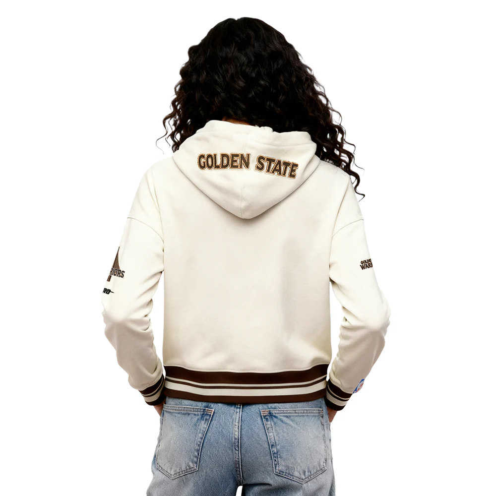NBA GOLDEN STATE WARRIORS CITY EDITION 25-26 WOMEN'S RIB FLC CROPPED PO HOODIE (EGGSHELL/ BROWN) - Image 2