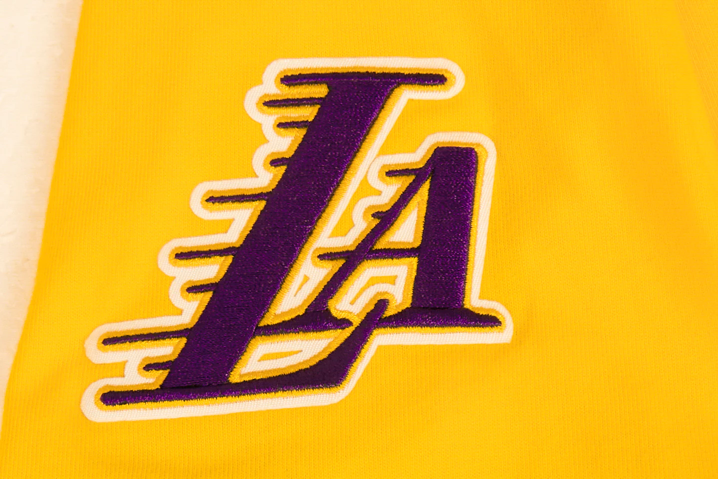 NBA LOS ANGELES LAKERS CLASSIC BIG BOYS SHORT SLEEVE STRIPED RIB TEE (YELLOW/PURPLE) - Image 4