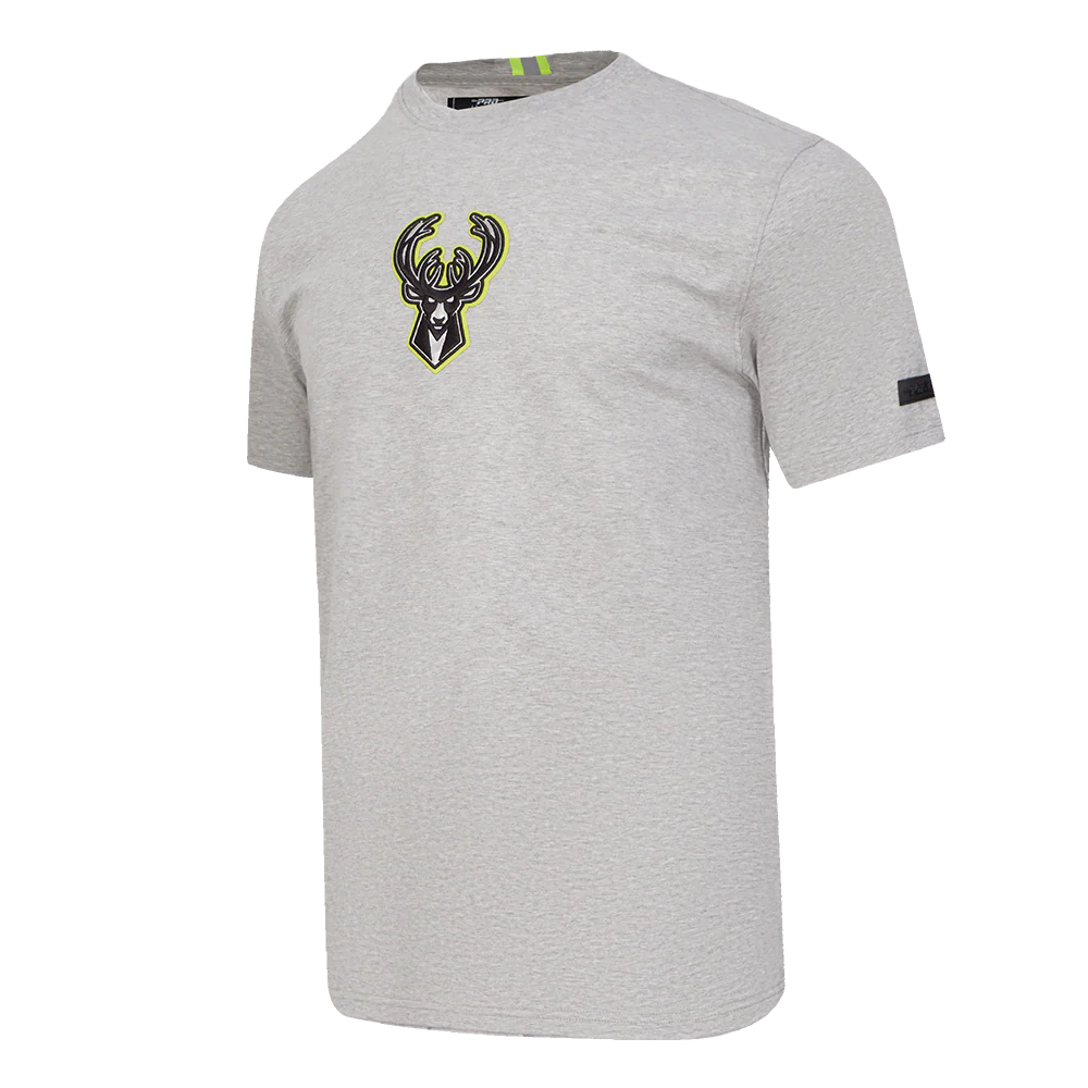 NBA MILWAUKEE BUCKS UNDER THE LIGHTS MEN'S SINGLE JERSEY TEE (HEATHER GREY) - Image 2
