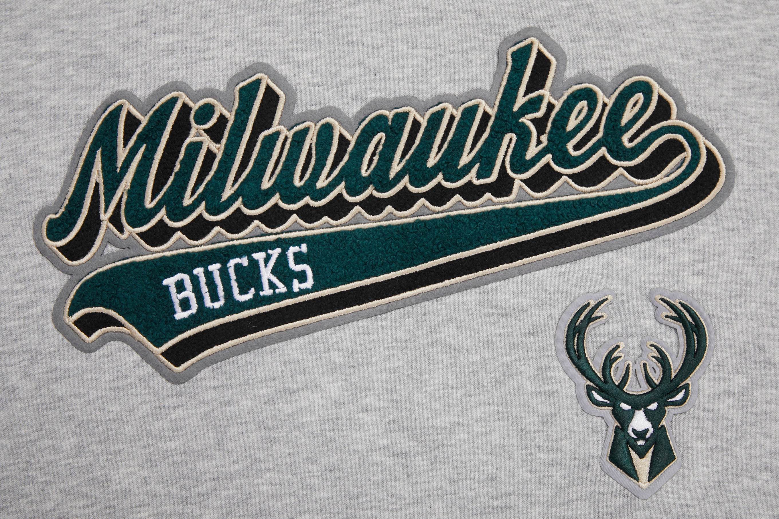NBA MILWAUKEE BUCKS SCRIPT TAIL WOMEN'S RIB FLEECE CROPPED PULLOVER HOODIE (HEATHER GRAY/BLACK) - Image 6