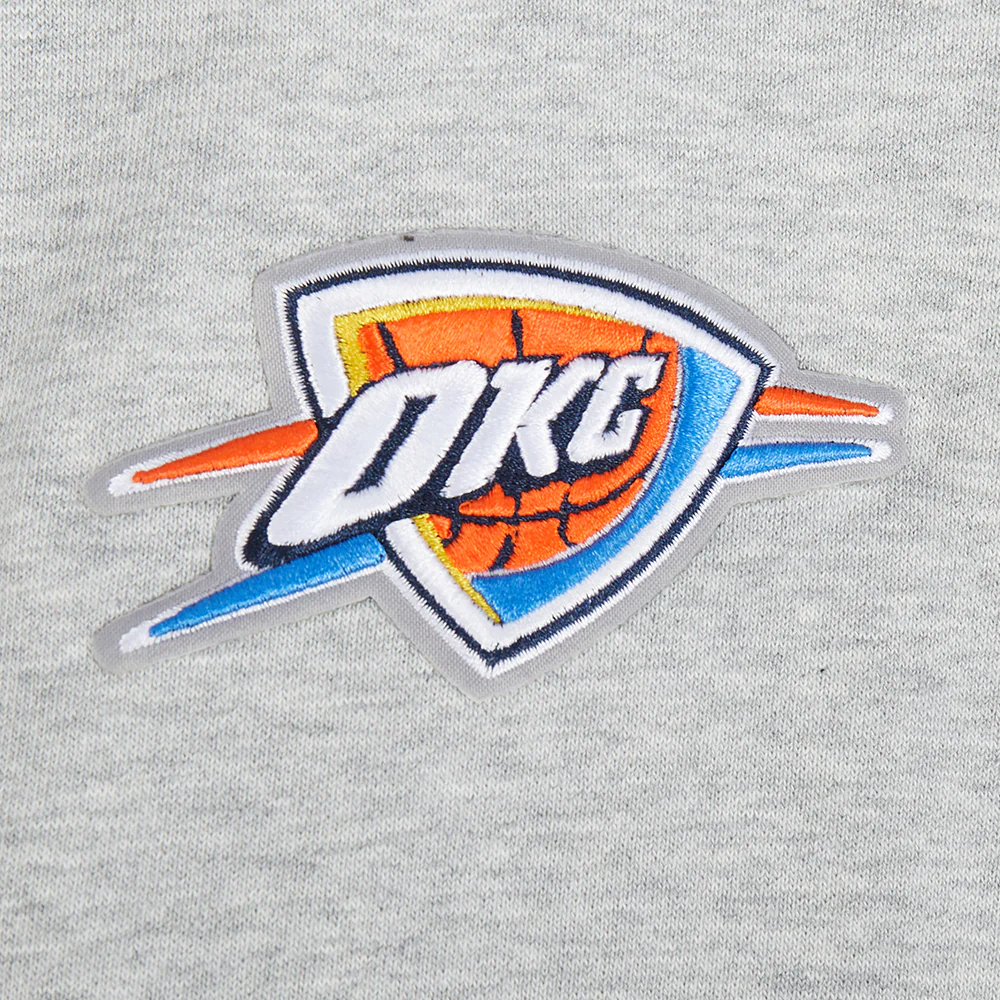 NBA OKLAHOMA CITY THUNDER OLD ENGLISH WOMEN'S FLC CREWNECK (HEATHER GREY) - Image 7