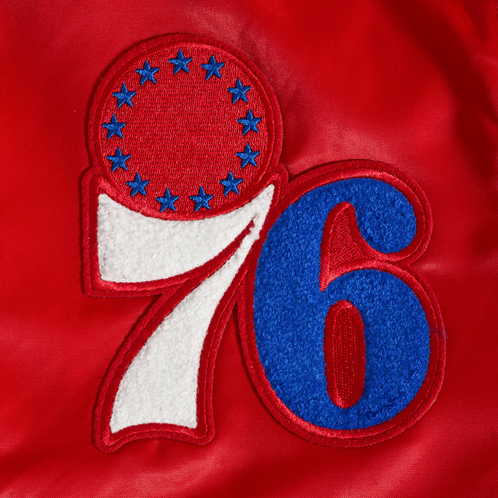NBA PHILADELPHIA 76ERS OLD ENGLISH MEN'S RIB SATIN JACKET (RED) - Image 5