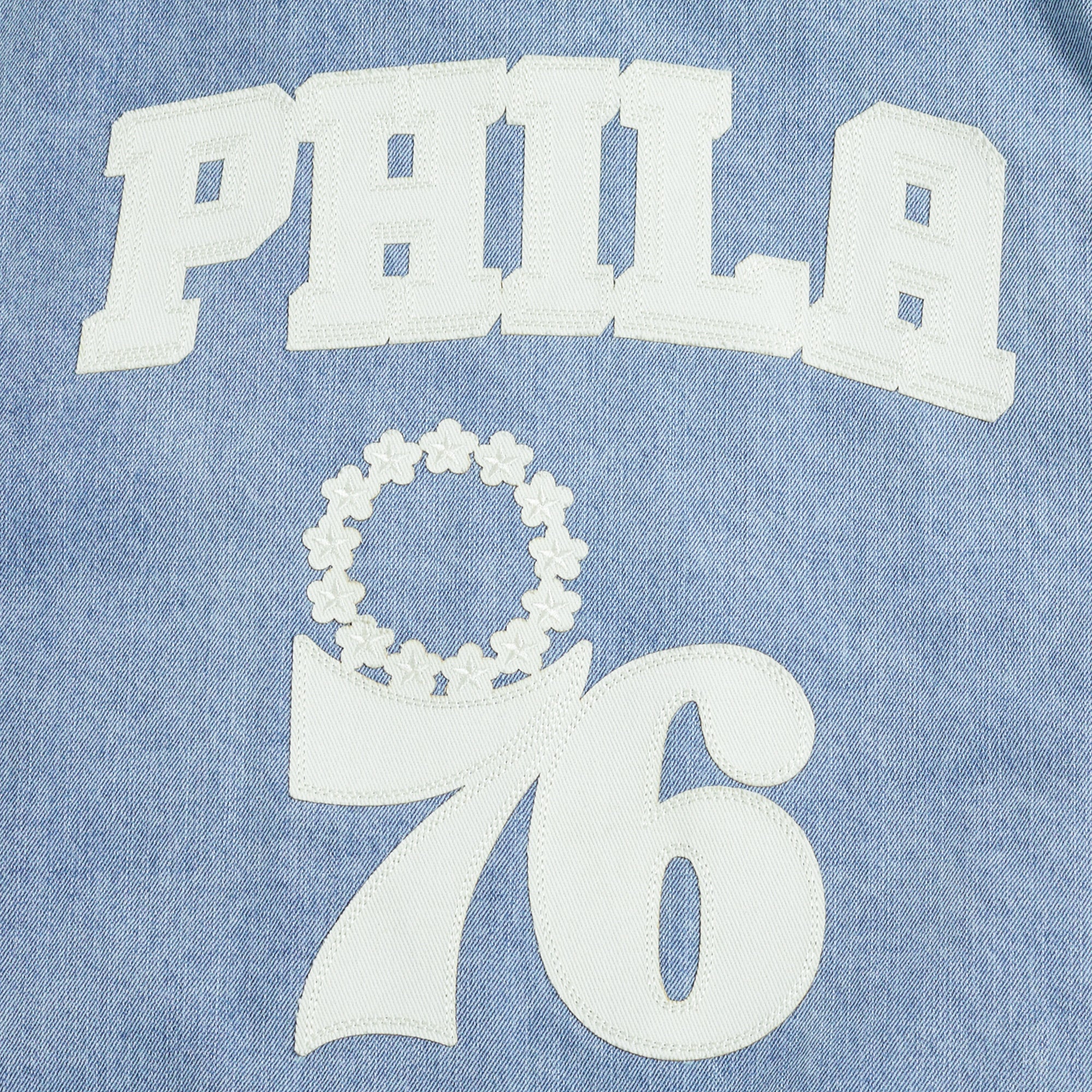 NBA PHILADELPHIA 76ERS VARSITY BLUES MEN'S DENIM VARSITY JACKET (DENIM/LINEN) - Image 7