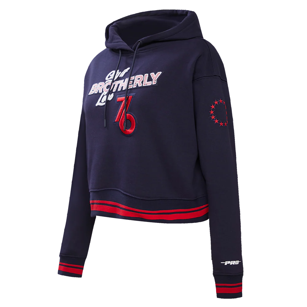 NBA PHILADELPHIA 76ERS CHEST CITY OF BROTHERLY LOVE WOMEN'S RIB CROPPED PULLOVER HOODIE (MIDNIGHT NAVY/RED/MIDNIGHT NAVY) - Image 2