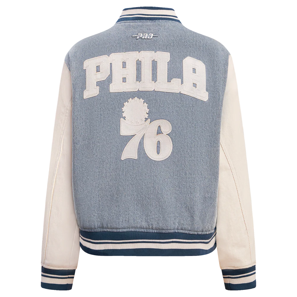 NBA PHILADELPHIA 76ERS VARSITY BLUES WOMEN'S DENIM VARSITY JACKET (DENIM/LINEN) - Image 3