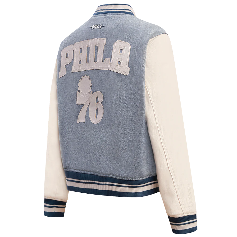 NBA PHILADELPHIA 76ERS VARSITY BLUES WOMEN'S DENIM VARSITY JACKET (DENIM/LINEN) - Image 4