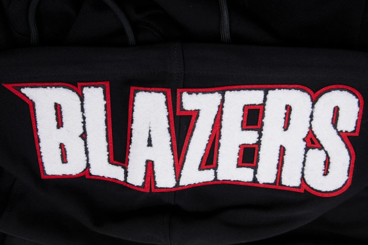 NBA PORTLAND TRAIL BLAZERS CLASSIC CHENILLE MEN'S PO HOODIE (BLACK) - Image 8