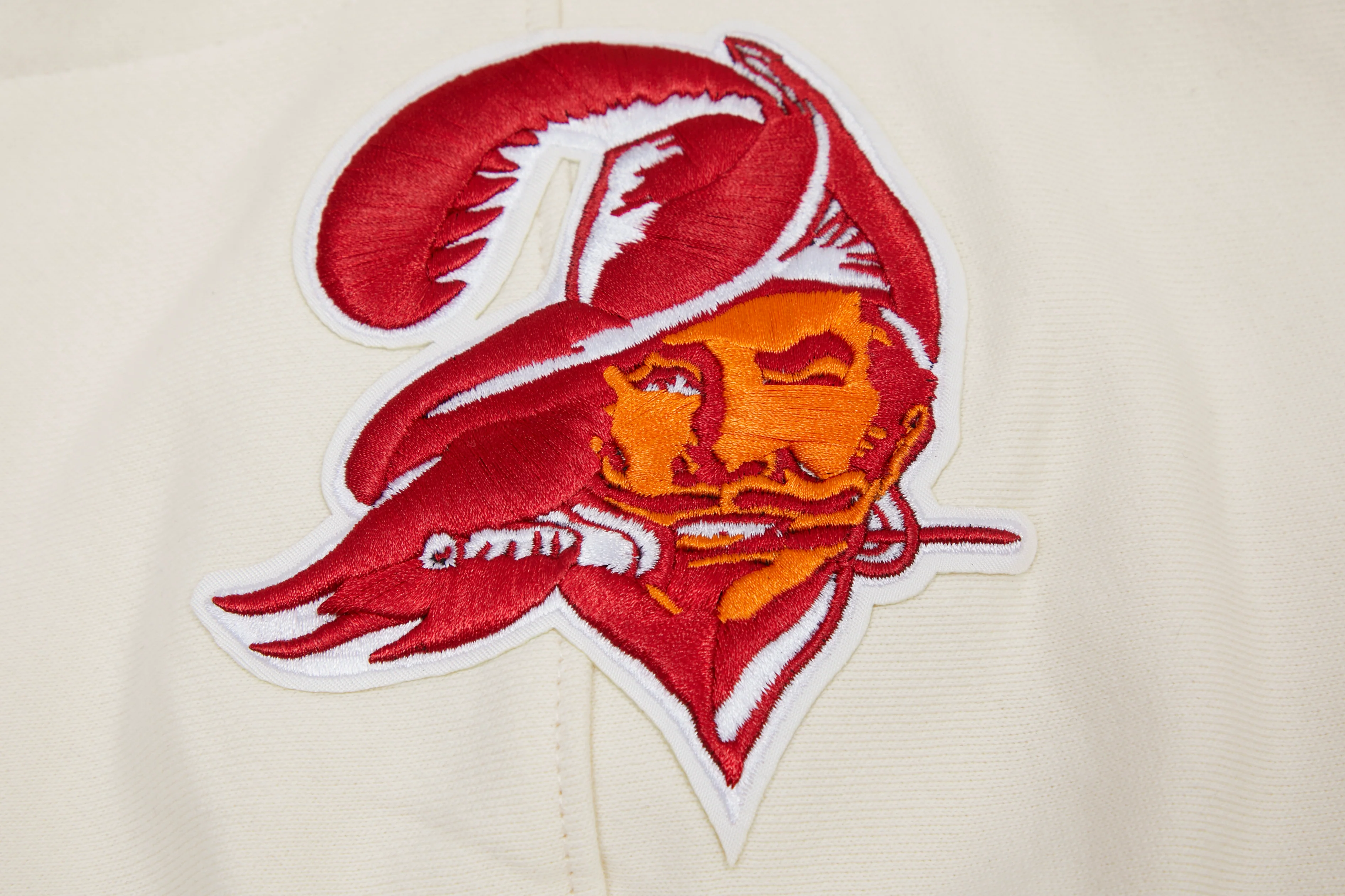 NFL TAMPA BAY BUCCANEERS RETRO CLASSIC MEN'S PULLOVER HOODIE (EGGSHELL/ BLACK) - Image 8