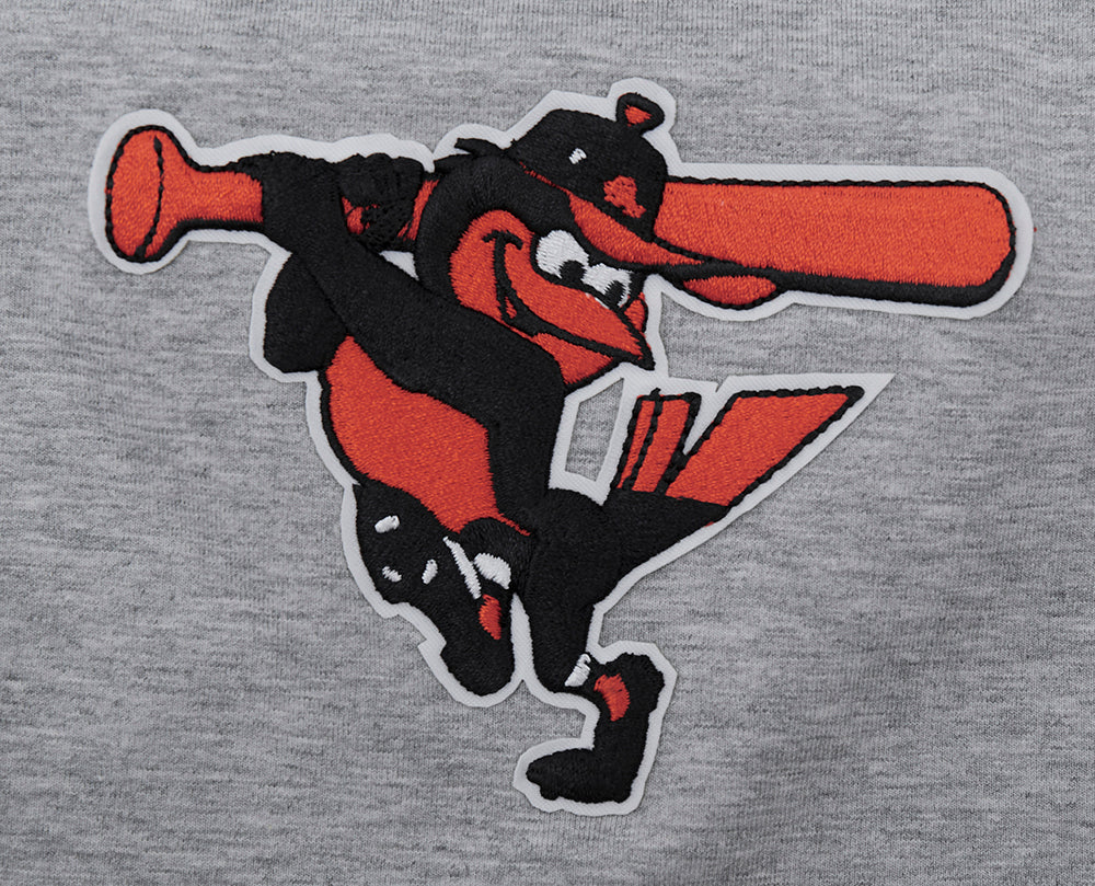 MLB BALTIMORE ORIOLES OLD ENGLISH MEN'S TOP (HEATHER GREY) - Image 6