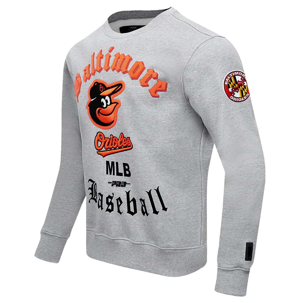 MLB BALTIMORE ORIOLES OLD ENGLISH MEN'S CREWNECK (HEATHER GREY) - Image 2