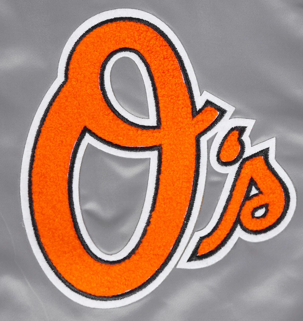 MLB BALTIMORE ORIOLES OLD ENGLISH MEN'S RIB SATIN JACKET (GRAY) - Image 8