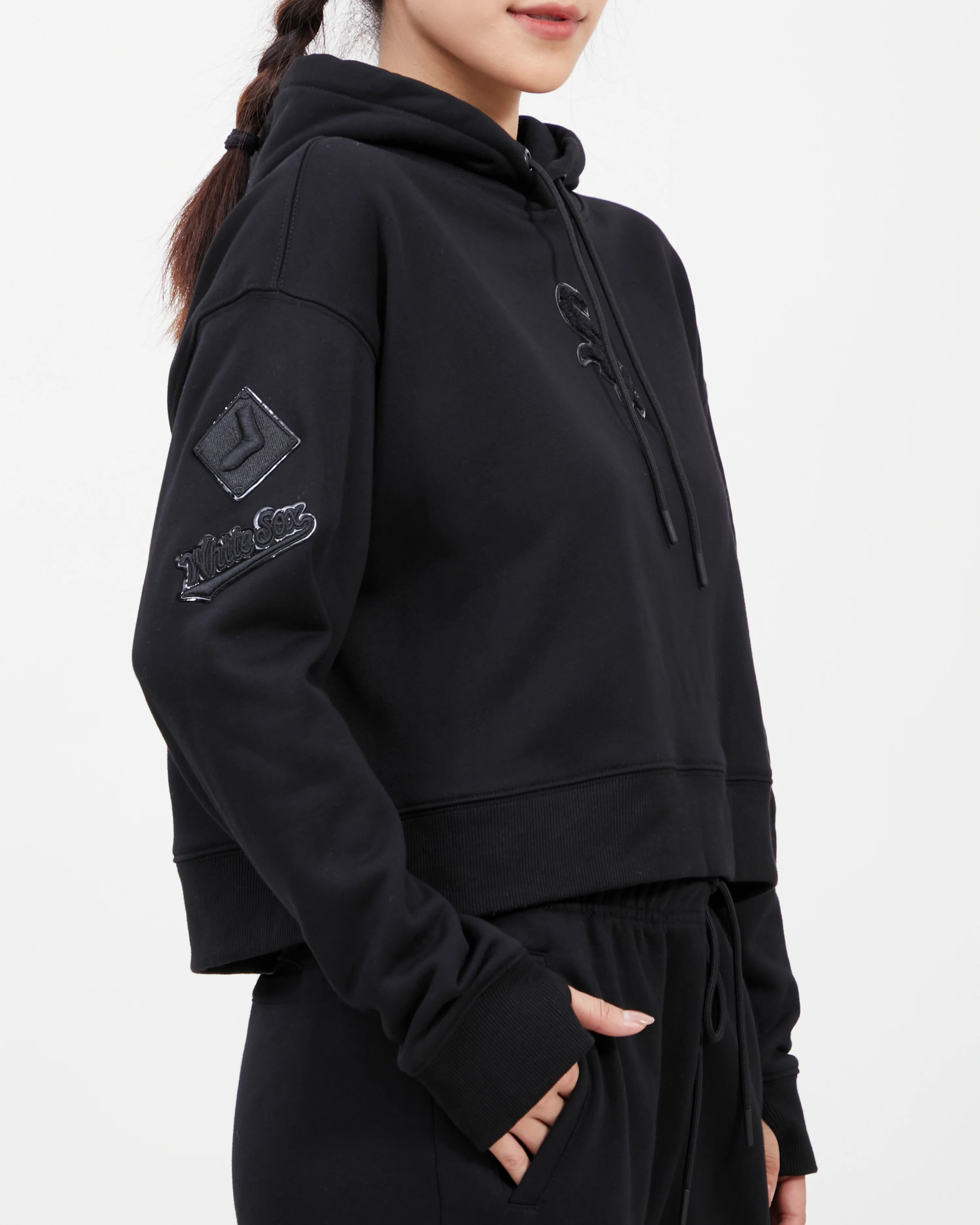 MLB CHICAGO WHITE SOX TRIPLE BLACK WOMEN'S CROPPED PULLOVER HOODIE (TRIPLE BLACK) - Image 9